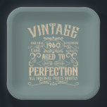 Personalisiertes Vintages Whiskey-Party Pappteller<br><div class="desc">Mit diesem Vintagen klassischen Geburtstagsbild mit phantastischer Typografie-Schriftart-Schrift können Sie Ihrer Schrankkollektion etwas Originalität hinzufügen. Es ist eine großartige Geschenkidee für Männer, Frauen, Ehemänner, Ehefrauen, Freundinnen und Freunde, die dieses einmalige Kunstwerk Liebe geben werden. Es ist das phantastischste und lustigste Urlaubsgeschenk für Ihr Party zum Geburtstag. Sie können andere ähnliche...</div>