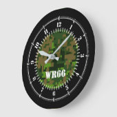 Personalisiertes Waldland Grüne Camouflage auf Große Wanduhr (Winkel)