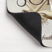 Personalisiertes Warmbraunes Feder-Monogramm Mousepad (Ecke)
