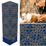 Personalisiertes Weihnachts-Snowflake Blue Gold-Ge Weinbox<br><div class="desc">Fügen Sie Ihren Wein oder Champagner mit einer personalisierten Geschenkboxen mit dem wohligen Faktor hinzu! Dieses elegante winterliche Design mit den Worten "Frohe Weihnachten" kann mit dem Namen des Empfängers oder einem Familiennamen und dem Urlaubsjahr personalisiert werden. Ein stilvolles, allround-Design mit miteinander verbundenen Blume, herzförmigen Blüten und dekorativen Schneeflocken. Gedruckt...</div>