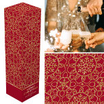 Personalisiertes Weihnachts-Snowflake Red Gold-Ges Weinbox<br><div class="desc">Fügen Sie Ihren Wein oder Champagner mit einer personalisierten Geschenkboxen mit dem wohligen Faktor hinzu! Dieses elegante winterliche Design mit den Worten "Frohe Weihnachten" kann mit dem Namen des Empfängers oder einem Familiennamen und dem Urlaubsjahr personalisiert werden. Ein stilvolles, allround-Design mit miteinander verbundenen Blume, herzförmigen Blüten und dekorativen Schneeflocken. Gedruckt...</div>