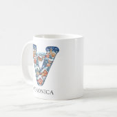 Personalisiertes Weihnachts-Winterdorf-Monogramm V Kaffeetasse (Vorderseite Links)