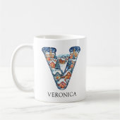 Personalisiertes Weihnachts-Winterdorf-Monogramm V Kaffeetasse (Links)