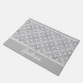 Personalisiertes weiß-graues Muster Fußmatte (Schrägansicht)