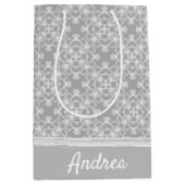 Personalisiertes weiß-graues Muster Mittlere Geschenktüte (Vorderseite)