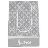 Personalisiertes weiß-graues Muster Mittlere Geschenktüte (Rückseite)