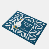 Personalisiertes weißes Duck und Feathers Navy Blu Fußmatte (Schrägansicht)