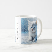 Personalisiertes weißes Kitten im Schnee Kaffeetasse (VorderseiteRechts)