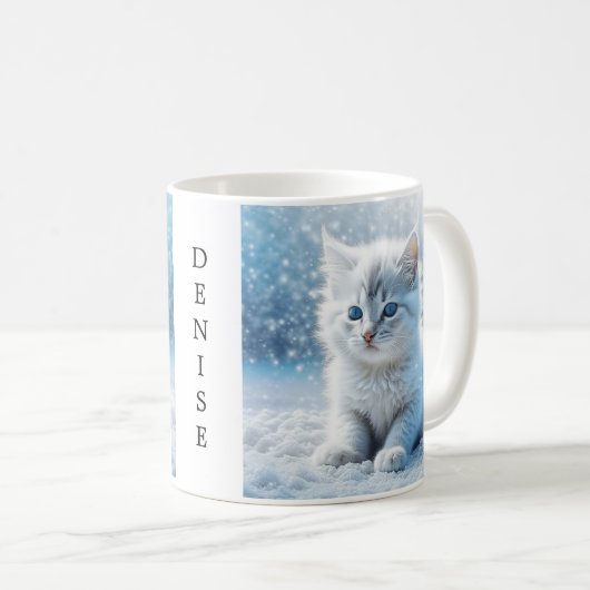 Personalisiertes weißes Kitten im Schnee Kaffeetasse (VorderseiteRechts)