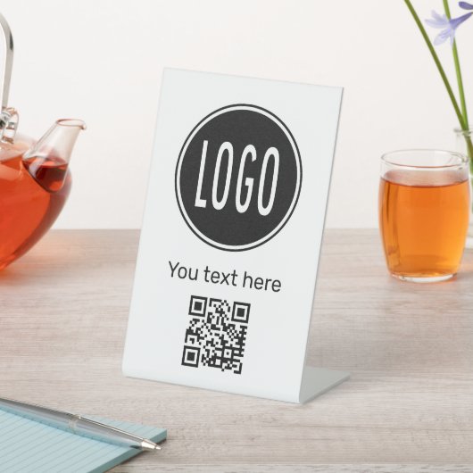 Personalisiertes Werbelogo für Unternehmen, QR-Cod Sockelschild (In SItu)