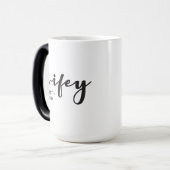 Personalisiertes Wifey-Skript seit Jahren modern Verwandlungstasse (Vorderseite Links)