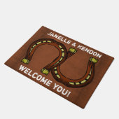 Personalisiertes "Willkommen" mit zwei Hufeisen Fußmatte (Schrägansicht)