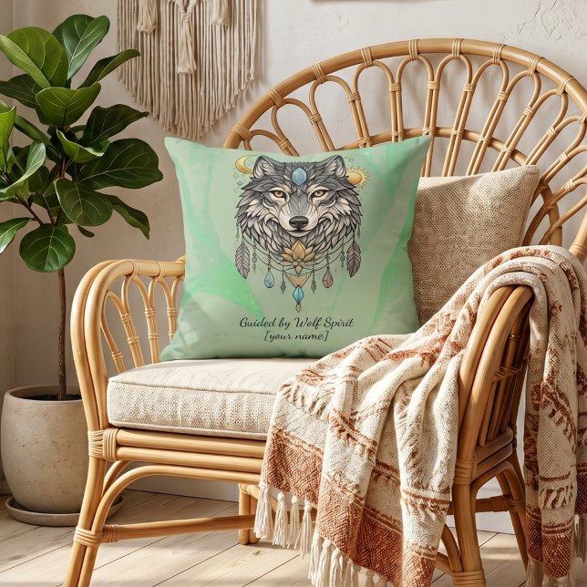Personalisiertes Wolf-Geist-Sage-Grün-Boho  Kissen (Personalized wolf spirit sage green boho throw pillow, mystical tribal wolf home décor cushion)