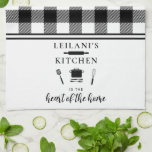 Personalize Buffalo Kariert Kitchen Herzstück Zuha Geschirrtuch<br><div class="desc">Kariertes,  schwarz-weißes Büffel-Design mit Küchenutensilien und dem Zitat "Küche ist das Herz der Zuhause".</div>