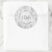Personalize: "Happy Birthday" Silver Textured Runder Aufkleber (Tasche)