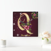 Personalize Monogram Q Wall Clock Quadratische Wanduhr (Zuhause)