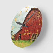 Personalize Rustic Red Barn Scene Runde Wanduhr (Winkel)
