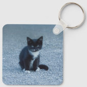 Personalize Tuxedo Schwarzweiß Kitten Schlüsselanhänger (Rückseite)