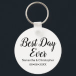 Personalized Best Day Ever Wedding Schlüsselanhänger<br><div class="desc">Personalized with your names and wedding date these "Best Day Ever" key ring is an elegant and fun souvenir favor for your guests. Beautiful,  einfach,  script,  handwritten type to delight you family and friends.</div>