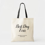 Personalized Best Day Ever Wedding Tragetasche<br><div class="desc">Feiern Sie Ihren besonderen Tag mit unserer Personalisierten Best Day Ever Wedding Tote Bag, einem ansprechenden und praktischen Souvenir für Ihre Gäste. Mit der Phrase "Bester Tag je" in einer schönen, einfachen Schrift, ist diese Tasche mit Ihren Namen und Hochzeitsdatum personalisiert, was sie zu einem einzigartigen Sake macht, der an...</div>