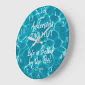 Personalized Blue Pool Family Name Tiki Hut Große Wanduhr (Winkel)