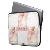 Personalized Blush Perfume Bottle Coquette Pattern Laptopschutzhülle (Vorderseite Links)