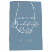 Personalized Chic Dusty Blue Bachelorette Party Mittlere Geschenktüte (Vorderseite)