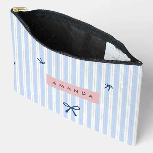 Personalized Classic Blue Pastel Striped Bow Zubehörtasche (Offen)