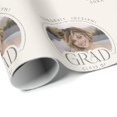 Personalized Cream Class of 2026 Photo Grad Geschenkpapier (Rolleneckpunkt)