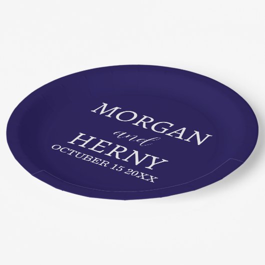 Personalized Custom Name Stylish Minimal Wedding Pappteller (Schrägansicht)