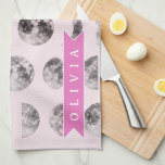 Personalized Cute Pink Cat Pattern Gift Cat Lover Geschirrtuch<br><div class="desc">The moon has a timeless quality. For generations, art and design have been influenced by its serene radiance, the soft cadence of its phases, and the tranquility it imparts to an area. The delicate celestial beauty is captured in this personalized pink moon phase collection, which transforms it into something useful...</div>