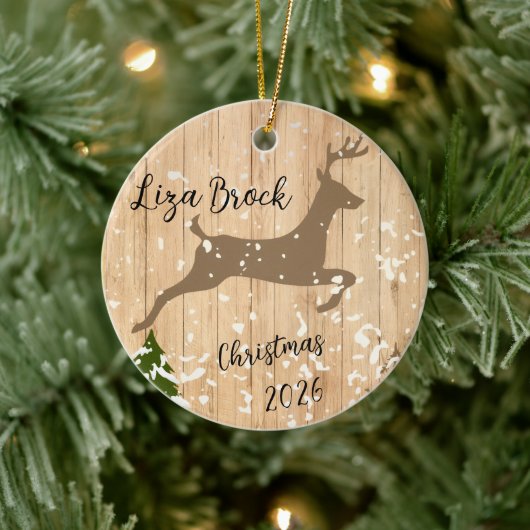 Personalized doe Christmas bauble wooden backgroun Keramik Ornament (Baum)