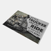 Personalized Doormat An Old Trucker Lives Here Fußmatte (Schrägansicht)