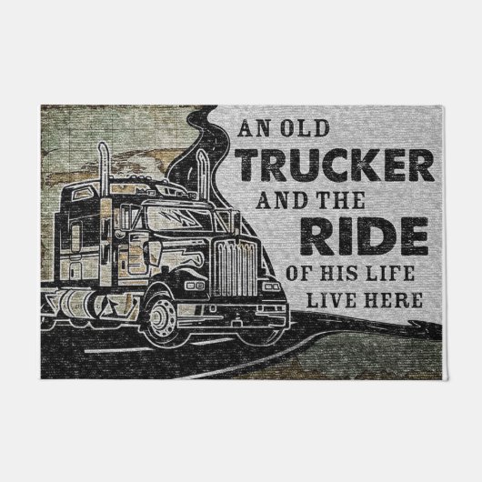 Personalized Doormat An Old Trucker Lives Here Fußmatte (Vorderseite)