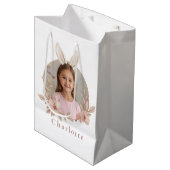 Personalized Easter Bunny Photo Gift Bag Mittlere Geschenktüte (Vorderseite Schrägansicht)