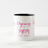 Personalized Elegant New Mom Name Est Pink Script Zweifarbige Tasse (Mittel)