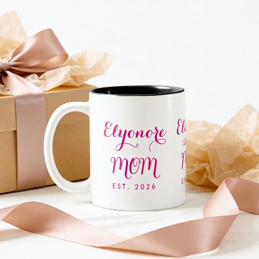 Personalized Elegant New Mom Name Est Pink Script Zweifarbige Tasse