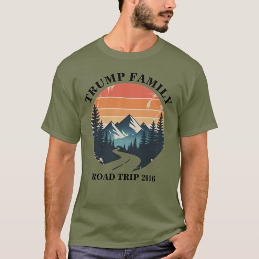 Personalized Family Trip Retro Mountain Sun T-Shirt (Vorderseite)