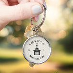 Personalized Farmhouse Barn Family Name Schlüsselanhänger<br><div class="desc">Carry a little piece of home everywhere you go with this personalized farmhouse keychain featuring a simple barn illustration, weather vane, and your family name in rustic typography. Custom text fields let you add your established year and hometown, creating a charming keepsake for your farmhouse, ranch, lake house, or first...</div>