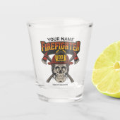 Personalized Fireman Skull Helmet Achse Firefighte Schnapsglas (Vorderseite)