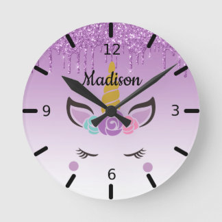 Personalized Floral Sleeping Unicorn Runde Wanduhr