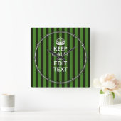 Personalized Green Stripes Keep Calm Your Text Quadratische Wanduhr (Zuhause)