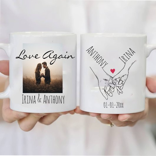 Personalized Holding Hands Couple Names & Date  Tasse