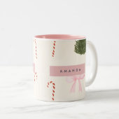 Personalized Holiday Gingerbread & Pink Bow Zweifarbige Tasse (VorderseiteRechts)