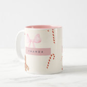 Personalized Holiday Gingerbread & Pink Bow Zweifarbige Tasse (Vorderseite Links)
