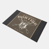 Personalized Hunter NAME Deer Rifle Hunting Club Fußmatte (Schrägansicht)