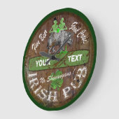 Personalized Irish pub sign Große Wanduhr (Winkel)