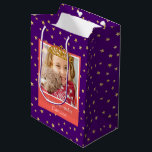 Personalized Kid Photo Happy Birthday Gold Crown Mittlere Geschenktüte<br><div class="desc">Wrap your gifts in a royal custom purple gift bag that features an elegant background of gold shimmery stars. Personalize this bright design with a photo of your young birthday girl, complete with a beautiful gold princess crown. Add a special touch with a personalized greeting, such as "Happy Birthday, [child's...</div>