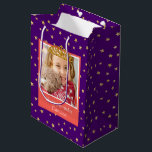Personalized Kid Photo Happy Birthday Gold Crown Mittlere Geschenktüte<br><div class="desc">Wrap your gifts in a royal custom purple gift bag that features an elegant background of gold shimmery stars. Personalize this bright design with a photo of your young birthday girl, complete with a beautiful gold princess crown. Add a special touch with a personalized greeting, such as "Happy Birthday, [child's...</div>