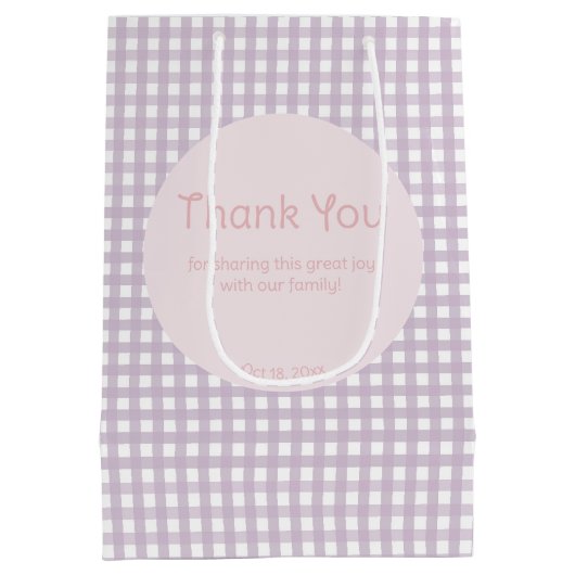 Personalized Lavender Gingham 1st Birthday  Mittlere Geschenktüte (Rückseite)